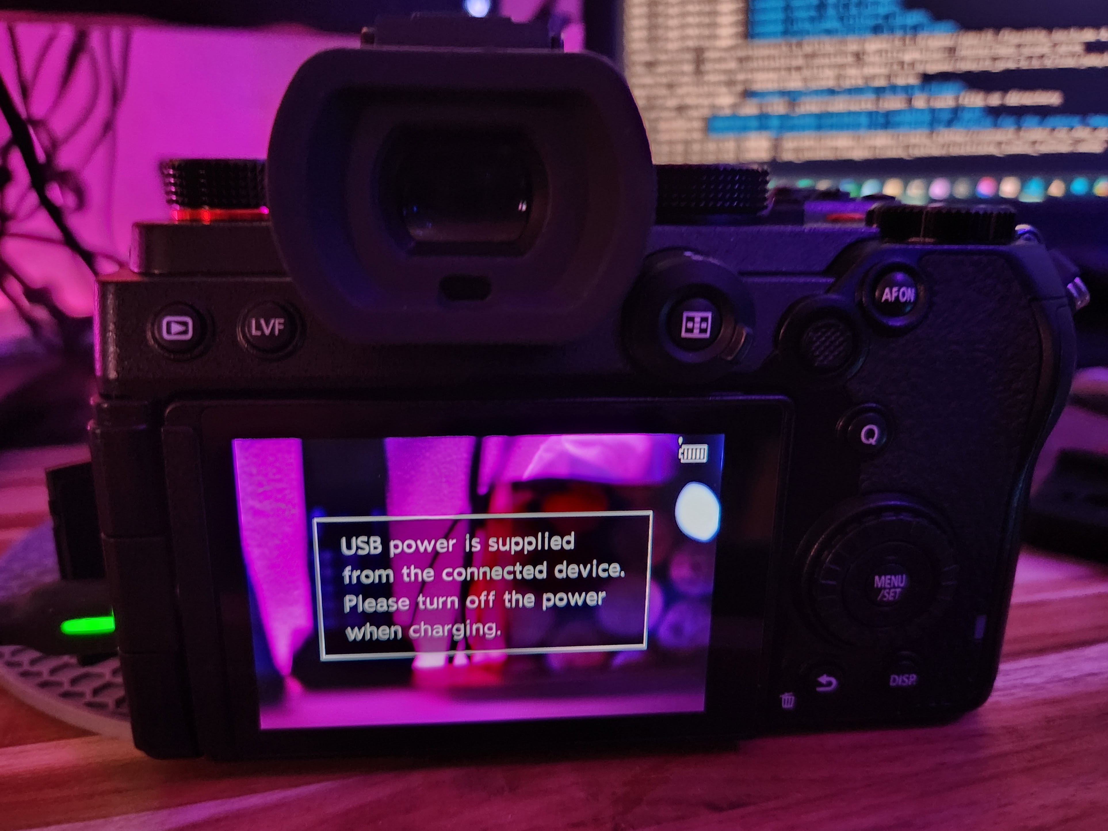 “USB power is supplied from the connected device.<br>
Please turn off the power when charging.” “USB power is supplied from the connected device.<br>
Please turn off the power when charging.”